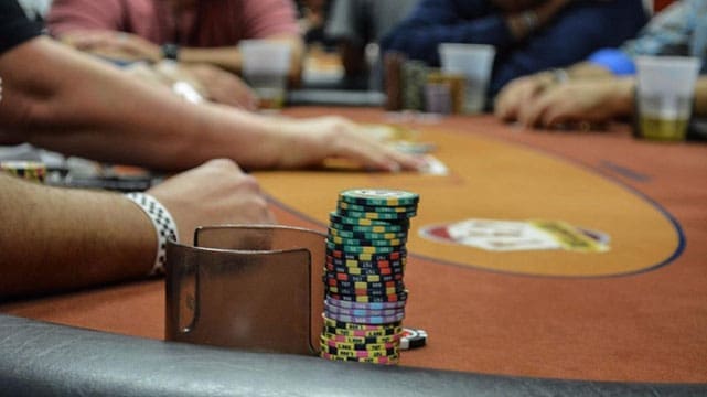 Mga Halaga ng Poker Chip: Paano Matukoy ang Halaga ng Mga Poker Chip 3 Mga Halaga ng Poker Chip Paano Matukoy ang Halaga ng Mga Poker Chip 3